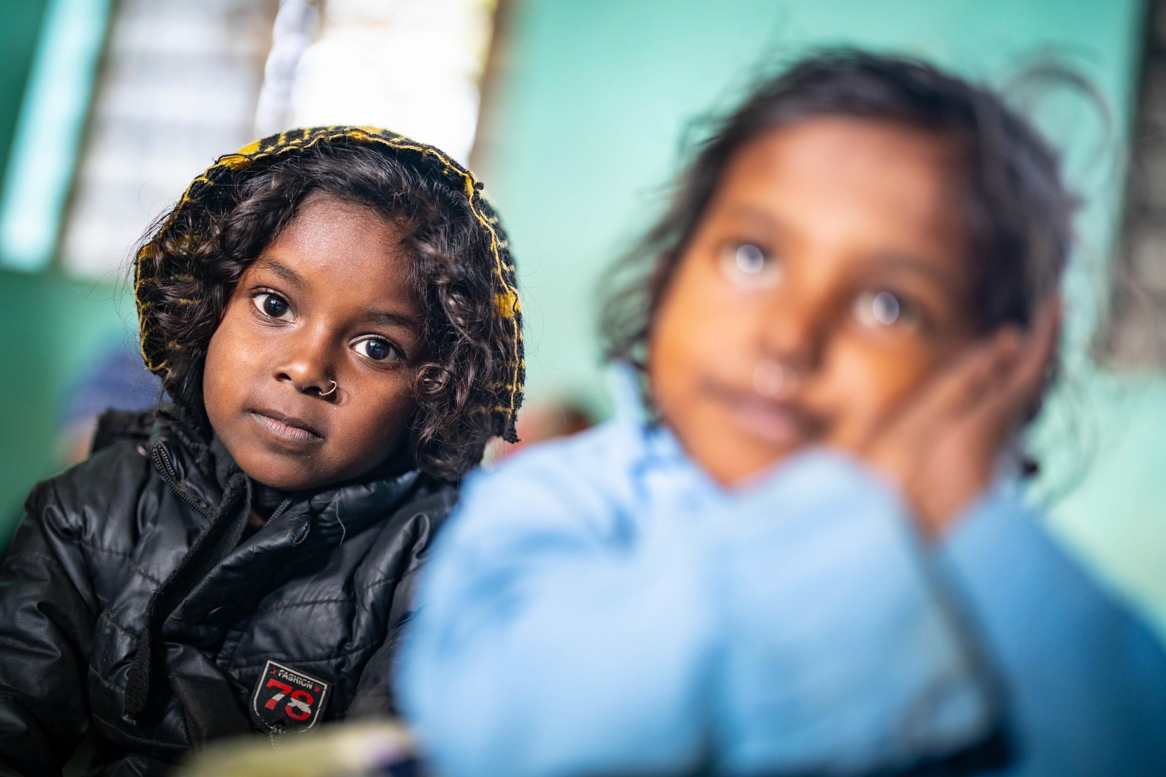 Zwei Mädchen in einer Schule in Nepal. (Quelle: Jakob Studnar)